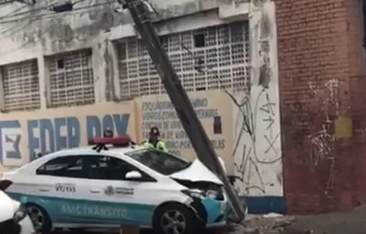 Agente da AMC passa mal enquanto dirige e colide carro em poste