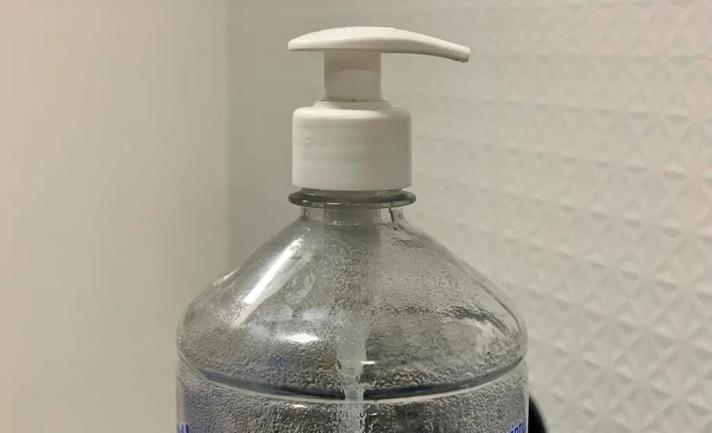Marca de cosméticos é multada por vender álcool em gel com teor diferente do informado na embalagem