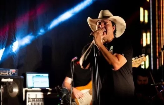Cantor sertanejo Aleksandro, de dupla com Conrado, morre em acidente de ônibus