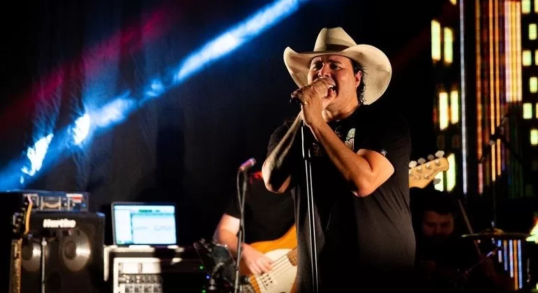 Cantor sertanejo Aleksandro, de dupla com Conrado, morre em acidente de ônibus