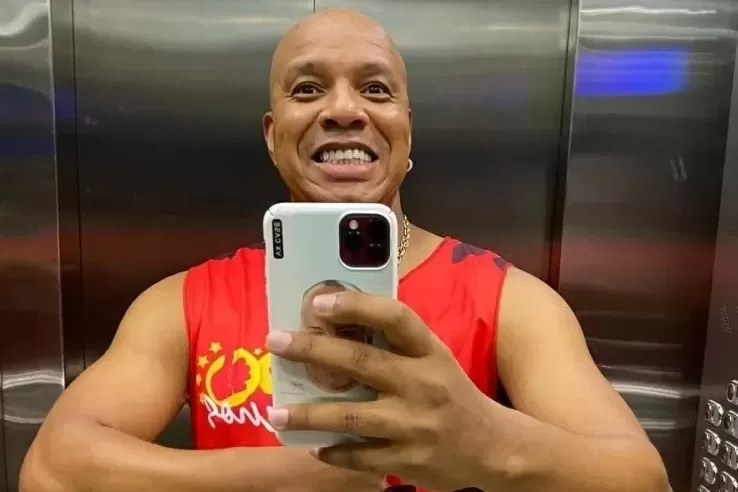 Vocalista do Molejo revela que fazia sexo com homens em troca de presentes