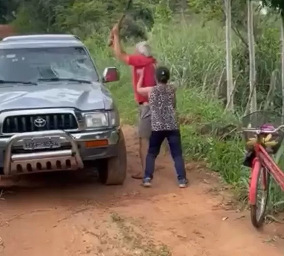 Vídeo: após surto, homem destrói carro da sogra com golpes de foice no Ceará