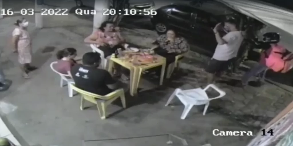 Dupla se passa por entregadores de aplicativo e realiza assaltos em série em Fortaleza