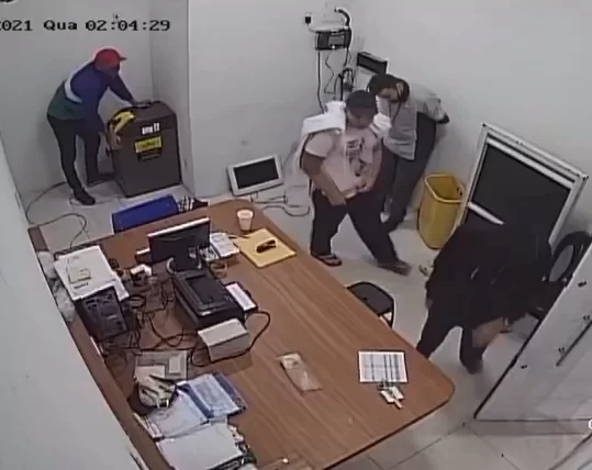 Grupo de assaltantes tenta arrancar cofre da parede em posto de combustível