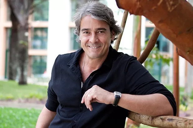 Ator Alexandre Borges deixa tudo para cuidar da mãe com Alzheimer