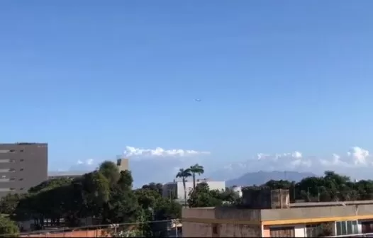 Avião da FAB sobrevoando Fortaleza por mais de uma hora chama atenção de moradores de vários bairros