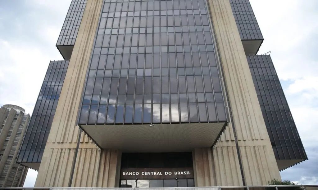 Após anúncio de R$ 8 bilhões esquecidos em bancos, site do Banco Central fica fora do ar