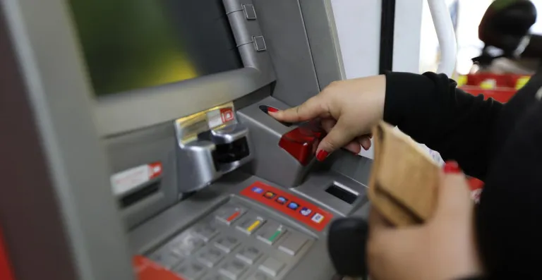 Bancos têm até o fim do mês para reforçar a segurança de dados pessoais de clientes