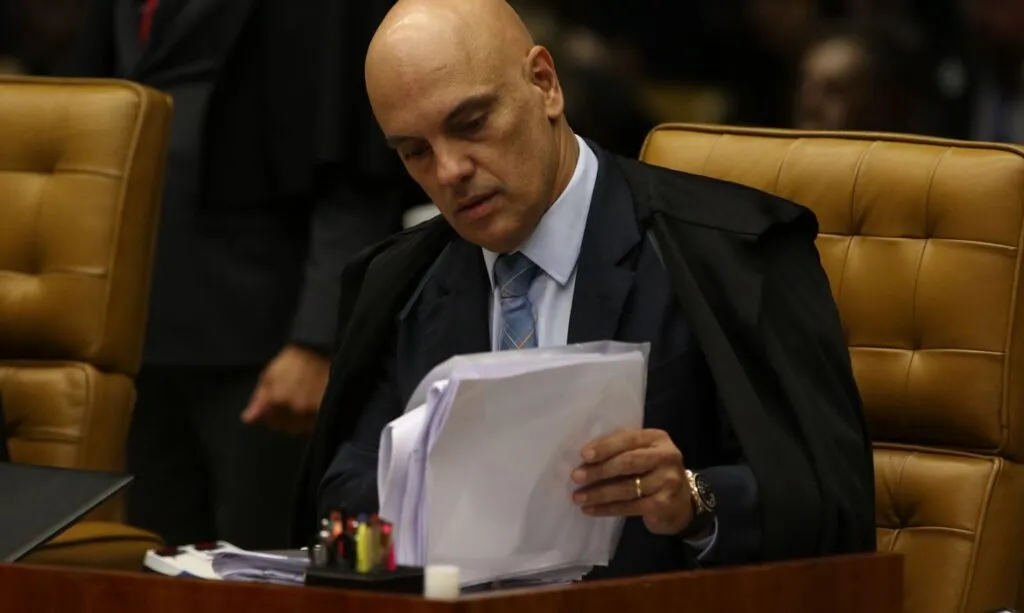 Bolsonaro encaminha pedido de impeachment de Alexandre de Moraes, ministro do STF