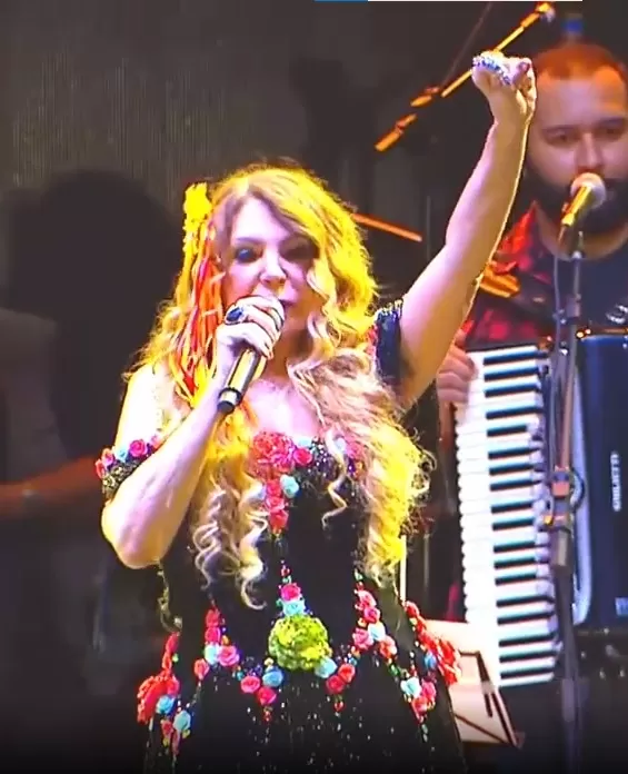 “Cada um tem o presidente que merece”, dispara Elba Ramalho em show