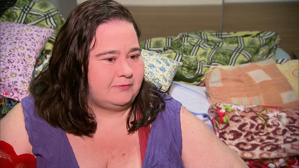 Câmera Record mostra a luta da mulher que não sai da cama por causa do peso