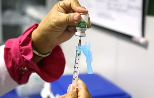 Com mais de 600 mil vacinados, Fortaleza registra tendência de queda em casos e em óbitos por covid-19