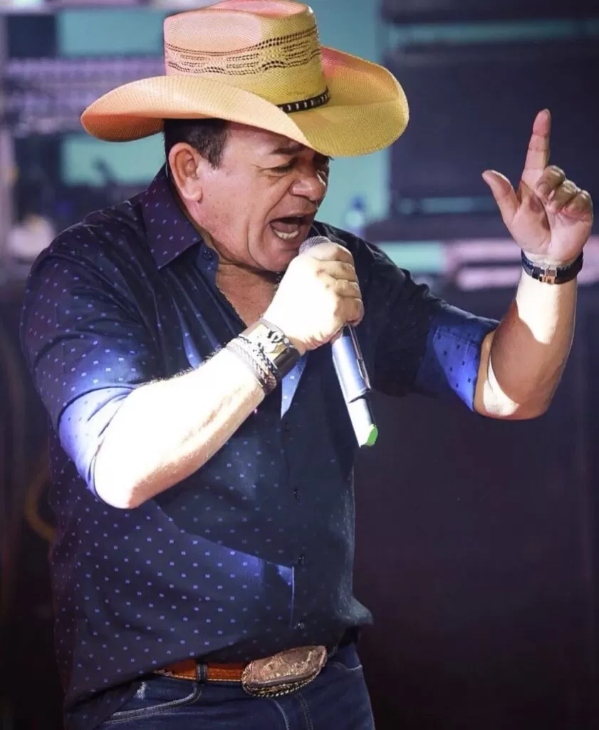 Cantor Toca do Vale sofre acidente em Tabuleiro do Norte e cancela show