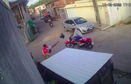 Após roubar motocicleta, assaltante é derrubado com ‘capacetada’