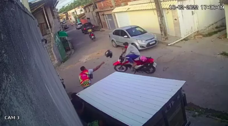 Após roubar motocicleta, assaltante é derrubado com ‘capacetada’