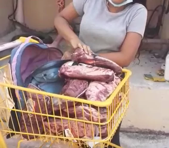 Churrasco cancelado: duas mulheres foram flagradas furtando picanha em supermercado