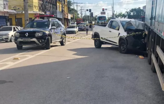 Carro desgovernado bate em 3 veículos e deixa guarda municipal ferido no Centro de Fortaleza