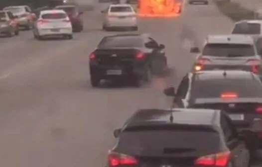 Carro pega fogo e é destruído pelas chamas na BR 116, em Fortaleza
