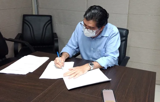 Ceará assina contrato de compra direta de 3 milhões de doses da CoronaVac
