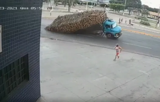 Ceará: caminhão quebra e mulher escapa por pouco de ser atingida pela carga; veja vídeo impressionante