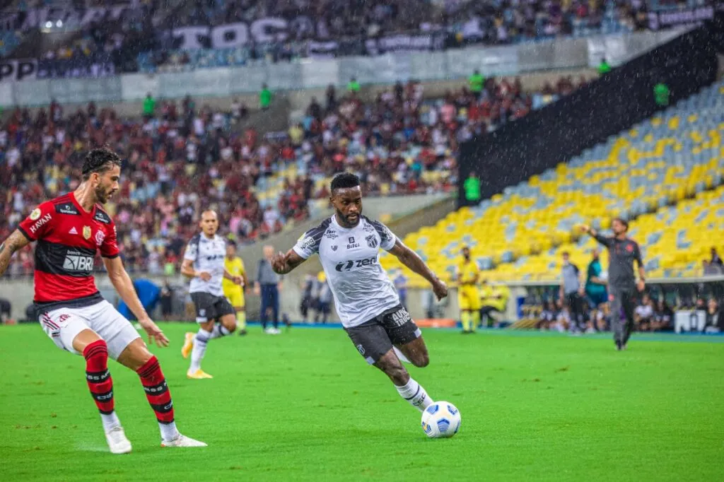 Ceará perde para o Flamengo, que prorroga a disputa pelo título do Brasileirão