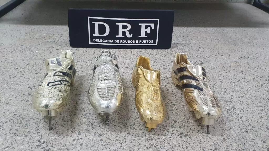 Polícia recupera troféus em forma de chuteiras furtadas do ex-jogador Jardel