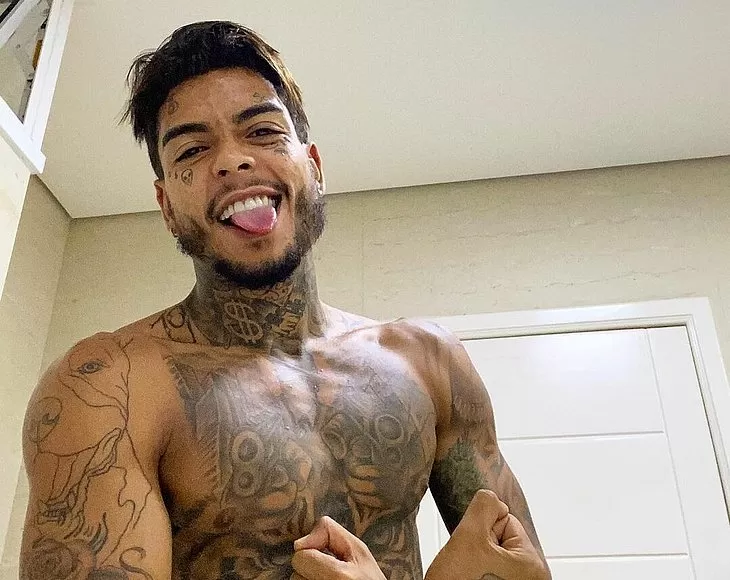 MC Kevin teria brigado com amigos antes da queda por falta de preservativo, diz site