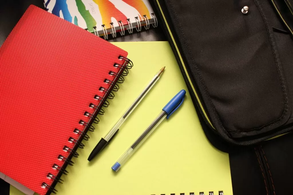 Procon notifica 14 escolas particulares de Fortaleza para que retirem da lista de material escolar itens considerados abusivos