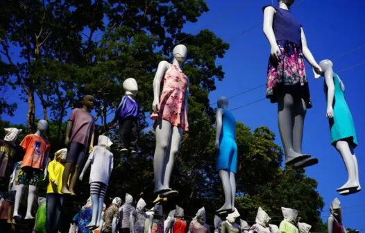 Obra de Siron Franco, com manequins, lembra mortos por covid-19