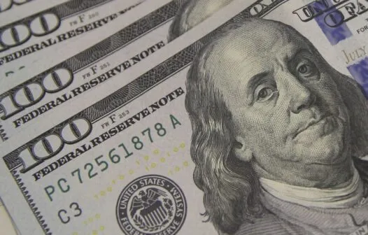 Dólar cai para R$ 4,78 com mercado externo e divulgação do PIB