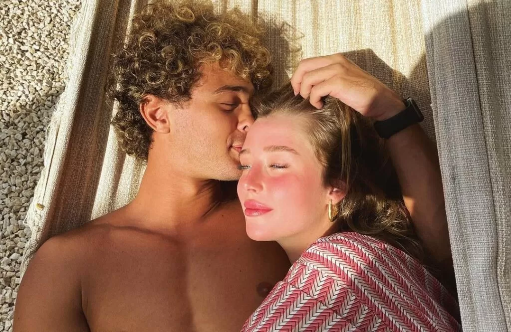Após assumirem romance, Duda Reis e André Luiz Frambach dançam na chuva