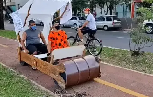 Em protesto contra preço de combustíveis, dupla circula com carro dos Flintstones em Maringá