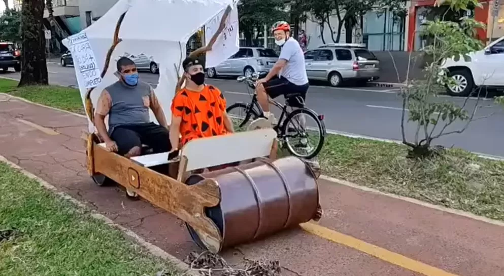 Em protesto contra preço de combustíveis, dupla circula com carro dos Flintstones em Maringá