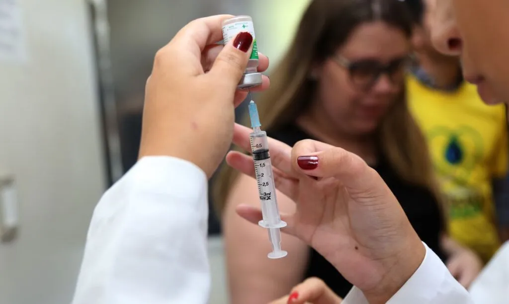 Prefeitura de Fortaleza prorroga o mutirão da 3ª dose da vacina contra a covid até o próximo domingo (19)