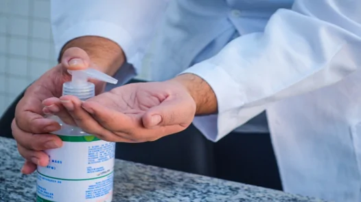 Estudantes da Unilab produzem álcool em gel para distribuição na universidade