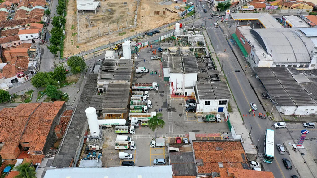Explosão em empresa de oxigênio: ruas estão bloqueadas e casas passam por vistorias
