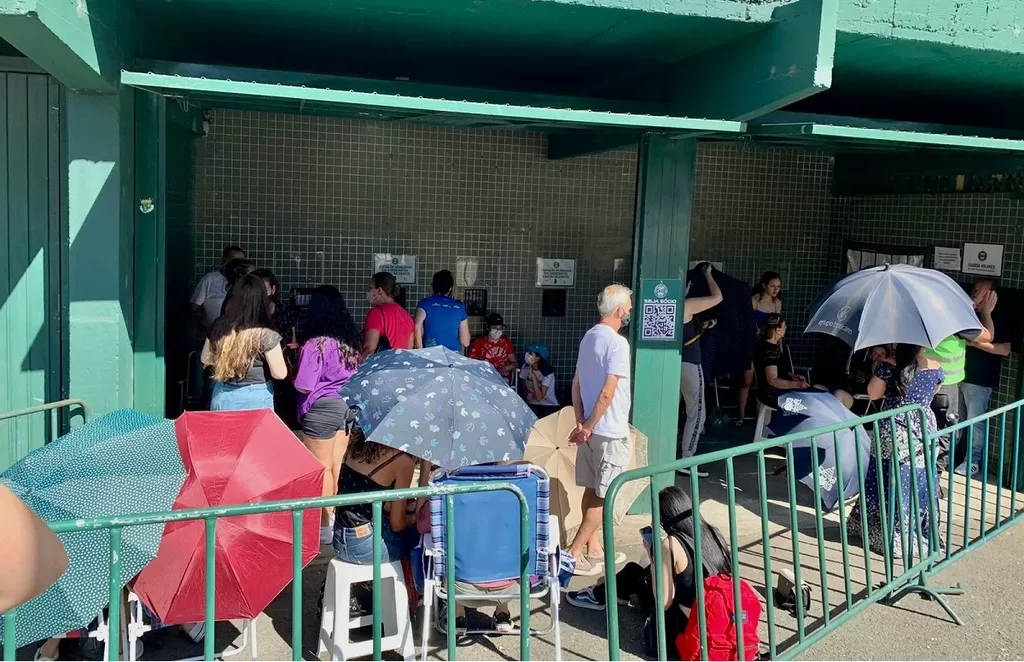 Fãs de Harry Styles passam a noite em fila para comprar ingressos do show