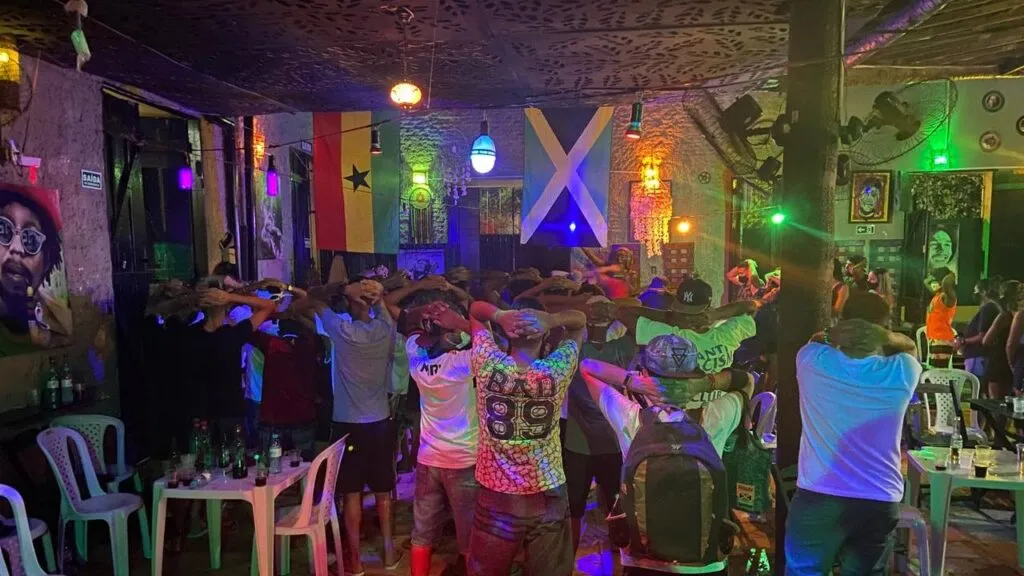 Festa clandestina com quase 100 pessoas é encerrada na Praia de Iracema