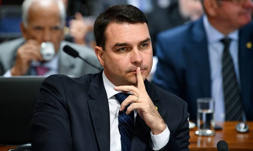Flávio Bolsonaro diz ter comprado mansão com ‘recursos próprios’