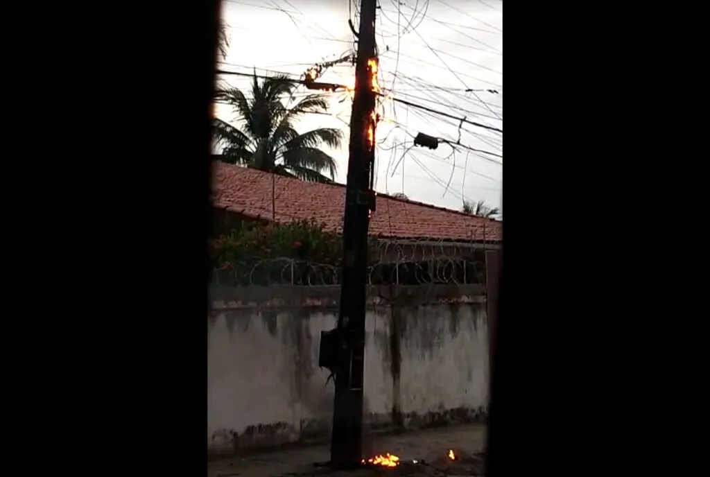 Poste pega fogo no bairro Salinas e deixa moradores sem energia