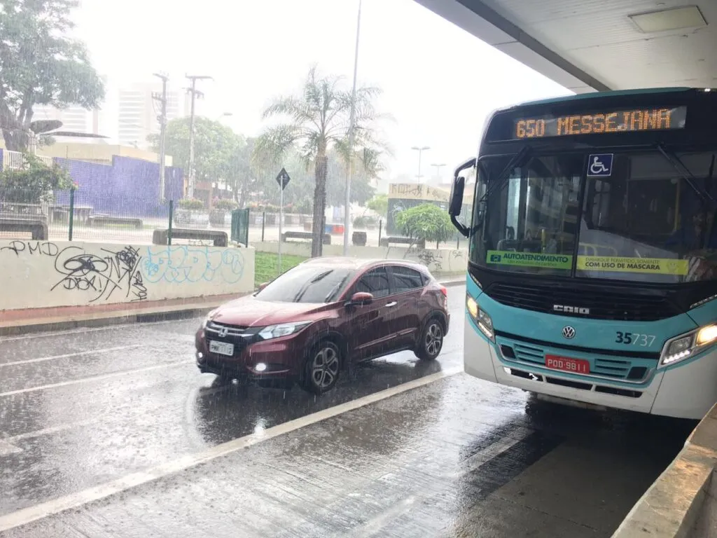 Fortaleza amanhece com chuva forte