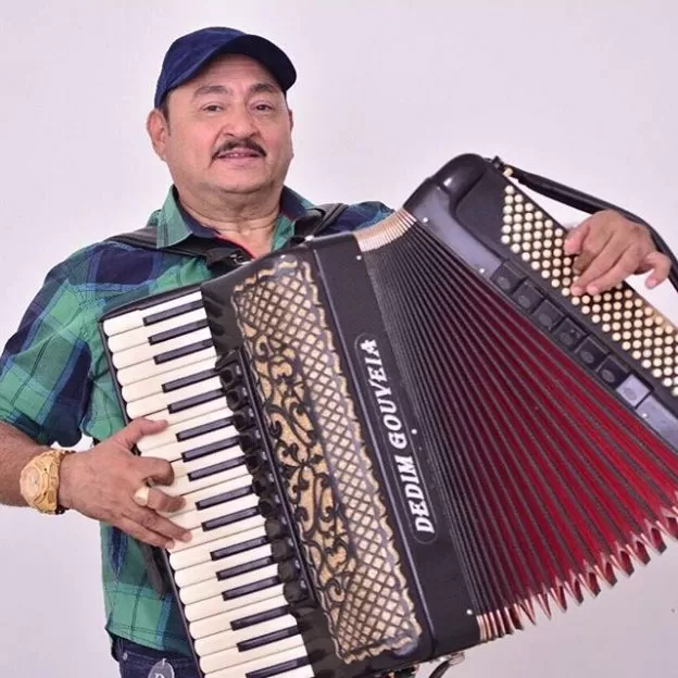 Morre o cantor Dedim Gouveia, vítima de covid-19