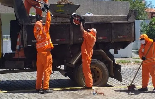 No Dia do Gari, celebrado neste domingo (16), categoria volta a cobrar vacinação