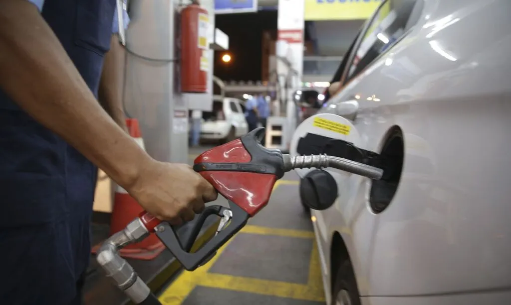 Petrobras anuncia redução de 2% no preço da gasolina nas refinarias