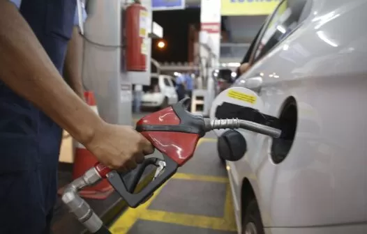 Petrobras anuncia redução de 2% no preço da gasolina nas refinarias