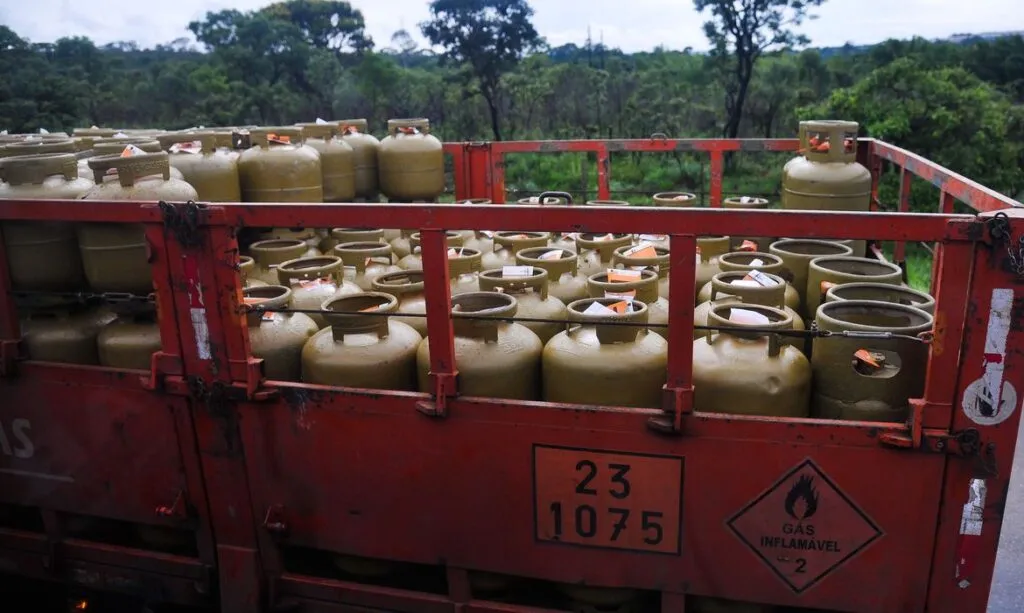 Gasolina sobe 47,49% e gás de botijão, 36,99% em 2021, segundo IBGE