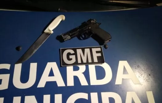 Guarda Municipal apreende faca e simulacro de arma com adolescentes