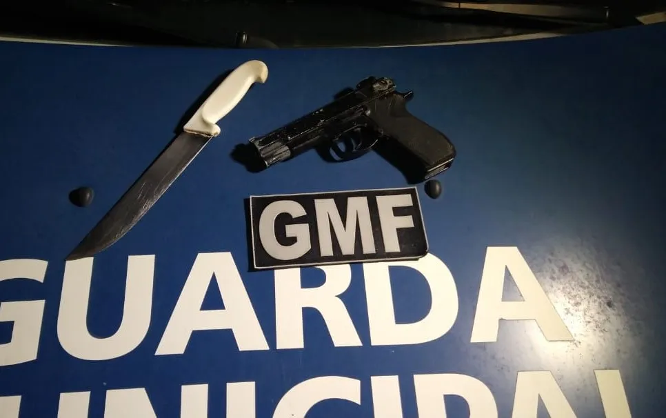 Guarda Municipal apreende faca e simulacro de arma com adolescentes
