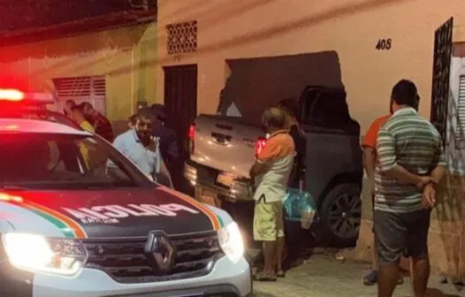 Caminhonete invade uma residência e colide com porta em Sobral