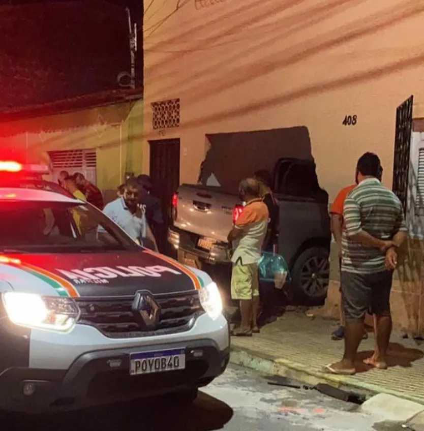 Caminhonete invade uma residência e colide com porta em Sobral
